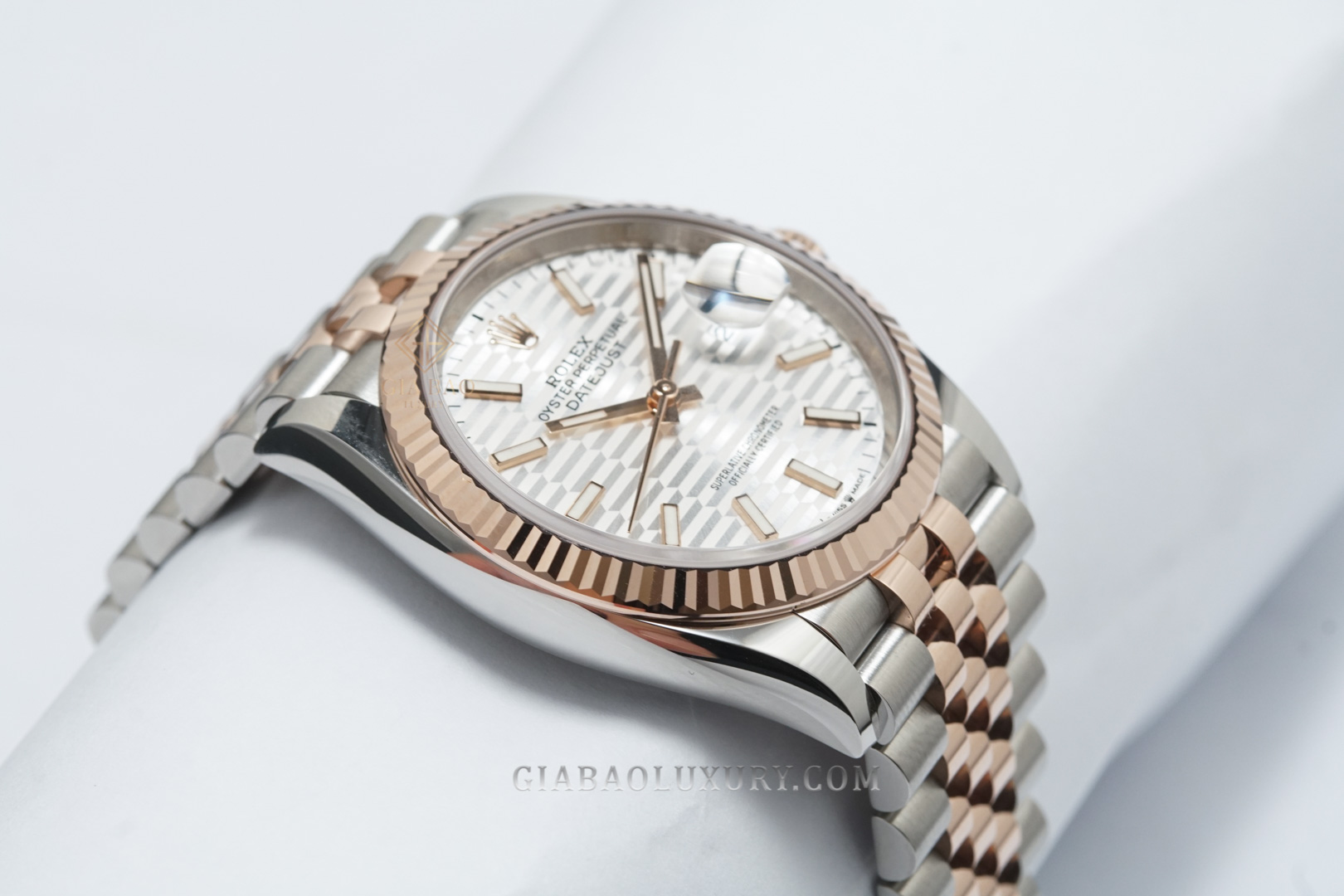 Đồng Hồ Rolex Datejust 36 126231 Mặt Số Bạc Vân Gấp Nếp Cọc Số Dạ Quang Đồng Hồ Rolex Datejust 36 126231 Mặt Số Bạc Vân Gấp Nếp Cọc Số Dạ Quang