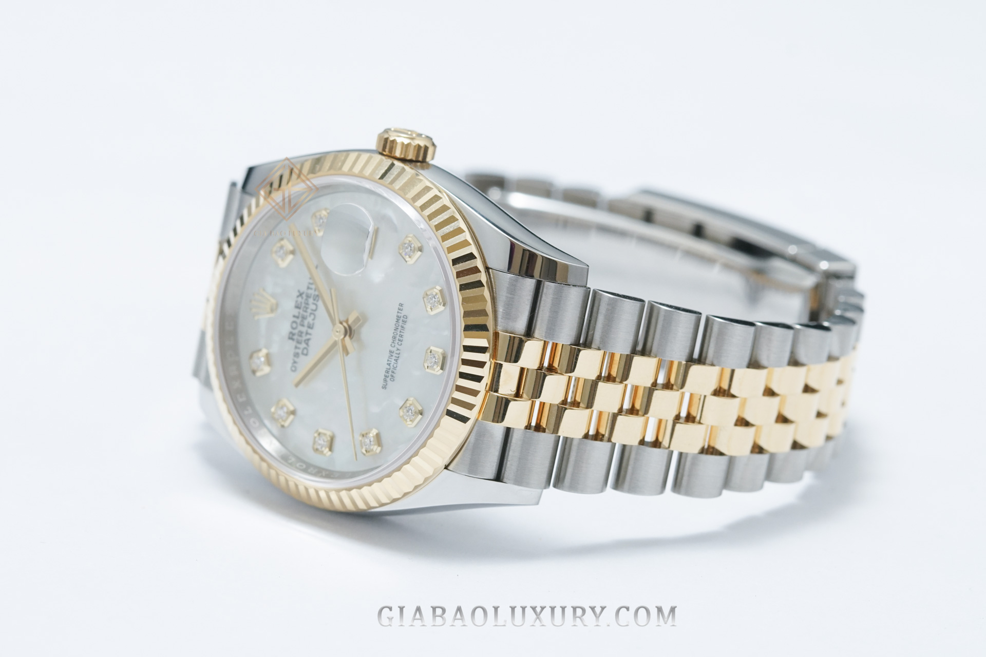 Đồng Hồ Rolex Datejust 36 126233 Mặt Số Vỏ Trai Trắng