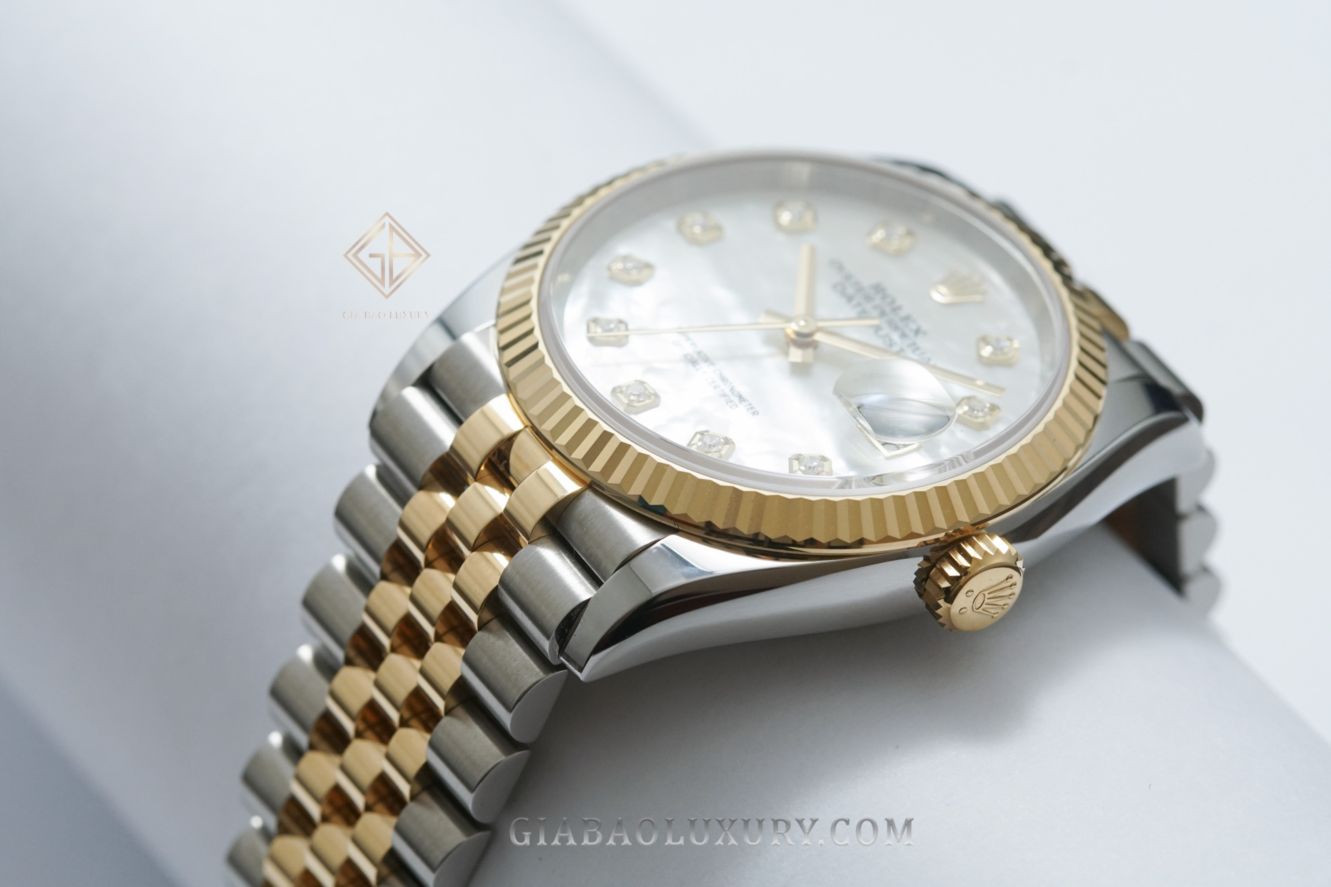 Đồng Hồ Rolex Datejust 36 126233 Mặt Số Vỏ Trai Trắng