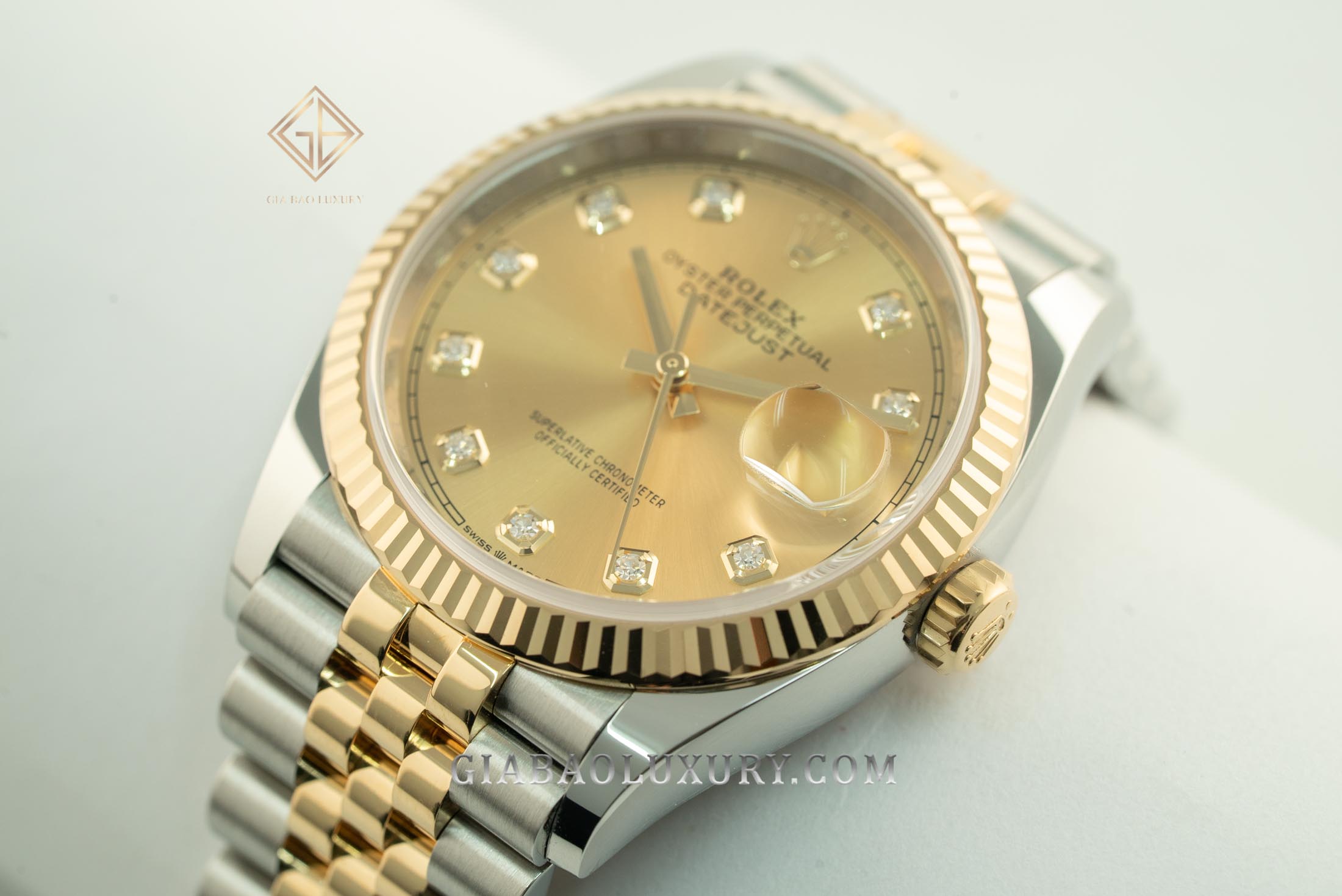 Đồng Hồ Rolex Datejust 36 126233 Mặt Số Vàng Champagne Cọc Số Nạm Kim Cương