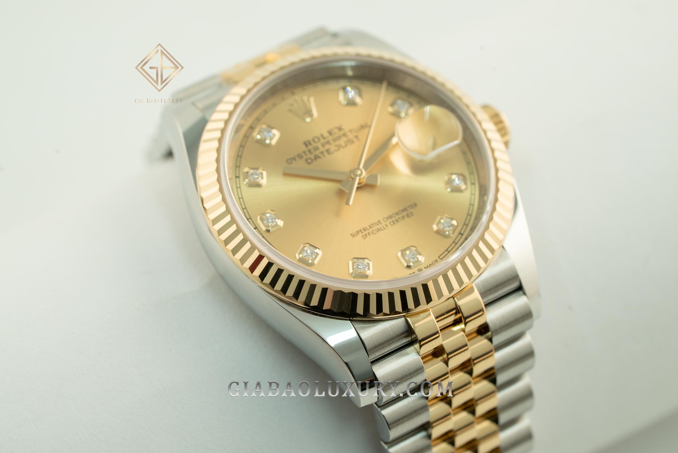 Đồng Hồ Rolex Datejust 36 126233 Mặt Số Vàng Champagne Cọc Số Nạm Kim Cương