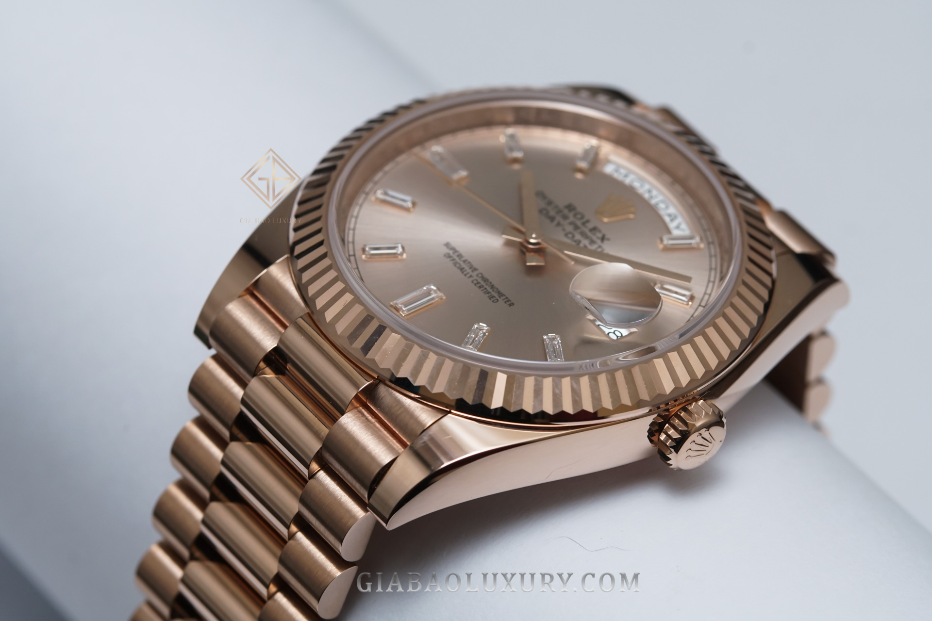 Đồng Hồ Rolex Day-Date 40 228235 Mặt Số Sundust Nạm Kim Cương