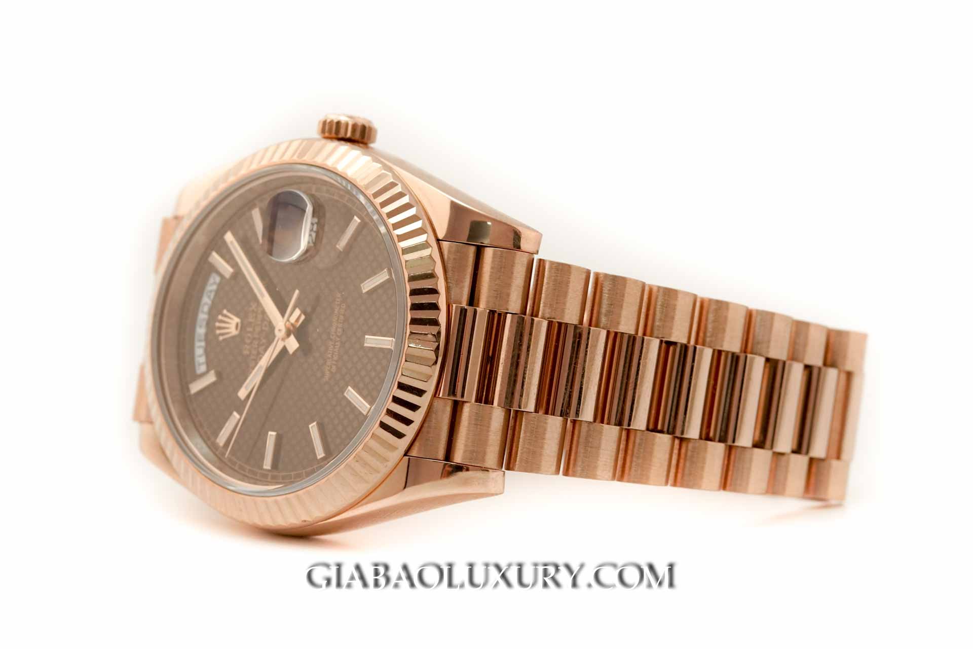 Đồng Hồ Rolex Day Date 228235 Mặt Số Chocolate Họa Tiết Chéo Đồng Hồ Rolex Day-Date 40 228235 Mặt Số Chocolate Họa Tiết Chéo