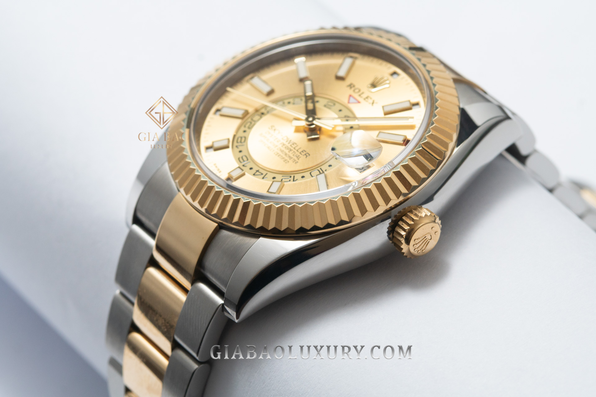 Đồng Hồ Rolex Sky-Dweller 326933 Mặt Số Vàng Champagne Dây Đeo Oyster