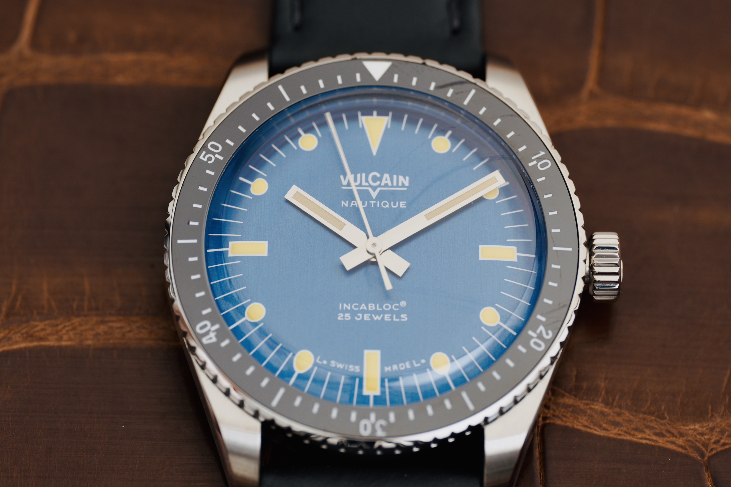 Đồng hồ đeo tay thương hiệu Vulcain, dòng sản phẩm Skindiver, Ref no: 660170A37.BAC201 Đồng hồ đeo tay thương hiệu Vulcain, dòng sản phẩm Skindiver, Ref no: 660170A37.BAC201, mặt số màu xanh dương size 38mm, máy tự động, vỏ đồng hồ thép không gỉ 316L, dây da bê màu đen, hàng mới 100%