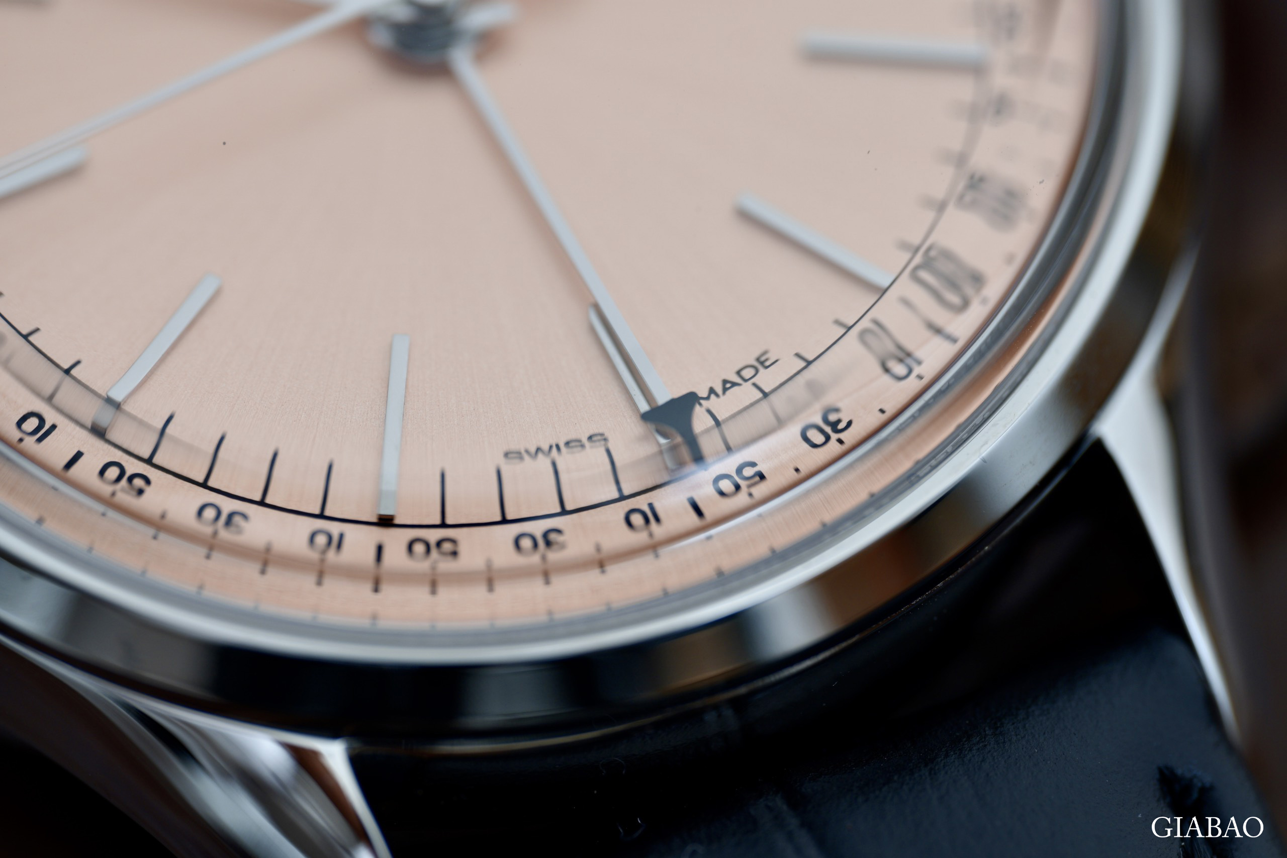 Đồng hồ đeo tay thương hiệu Vulcain, dòng sản phẩm Cricket President, Ref no: 100273A80.BAC201 Đồng hồ đeo tay thương hiệu Vulcain, dòng sản phẩm Cricket President, Ref no: 100273A80.BAC201, mặt số màu cá hồi size 39mm, máy lên cót tay, vỏ đồng hồ thép không gỉ 316L, dây da bê màu đen, mới 100%