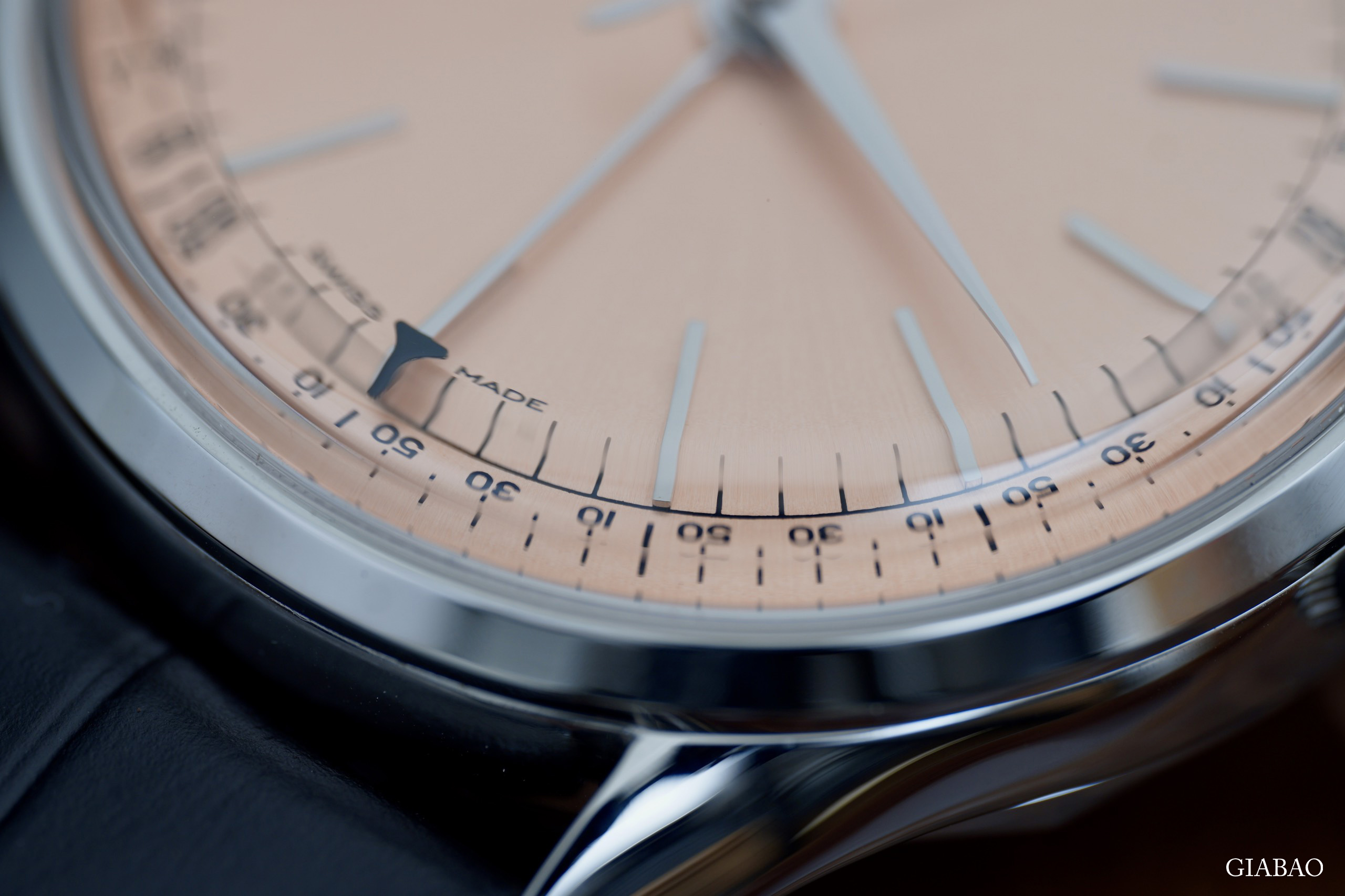 Đồng hồ đeo tay thương hiệu Vulcain, dòng sản phẩm Cricket President, Ref no: 100273A80.BAC201 Đồng hồ đeo tay thương hiệu Vulcain, dòng sản phẩm Cricket President, Ref no: 100273A80.BAC201, mặt số màu cá hồi size 39mm, máy lên cót tay, vỏ đồng hồ thép không gỉ 316L, dây da bê màu đen, mới 100%