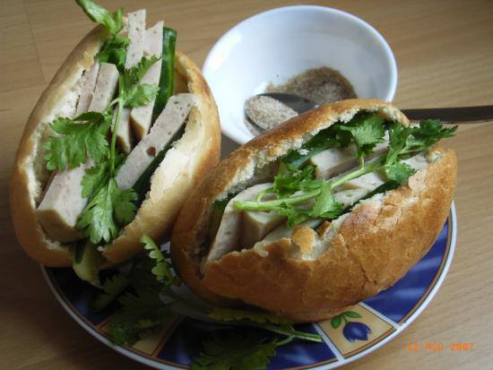 Được làm 100% từ thịt tươi nguyên chất, đáp ứng được các yêu cầu khắt khe nhất của khách hàng, chúng tôi cam kết sẽ đem lại cho quý khách hương vị tuyệt hảo của chả lụa sạch, hương vị truyền thống bao đời của chả lụa Việt!