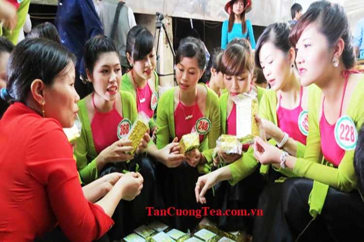 Người đẹp Xứ Trà đến thăm HTX chè Minh Thu
