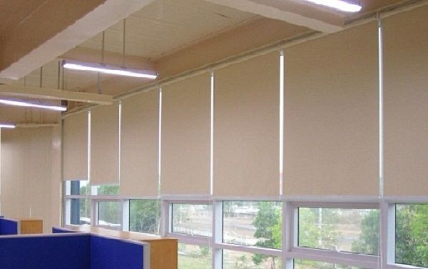 Nên lựa chọn rèm văn phòng chống nắng bằng chất liệu gì?