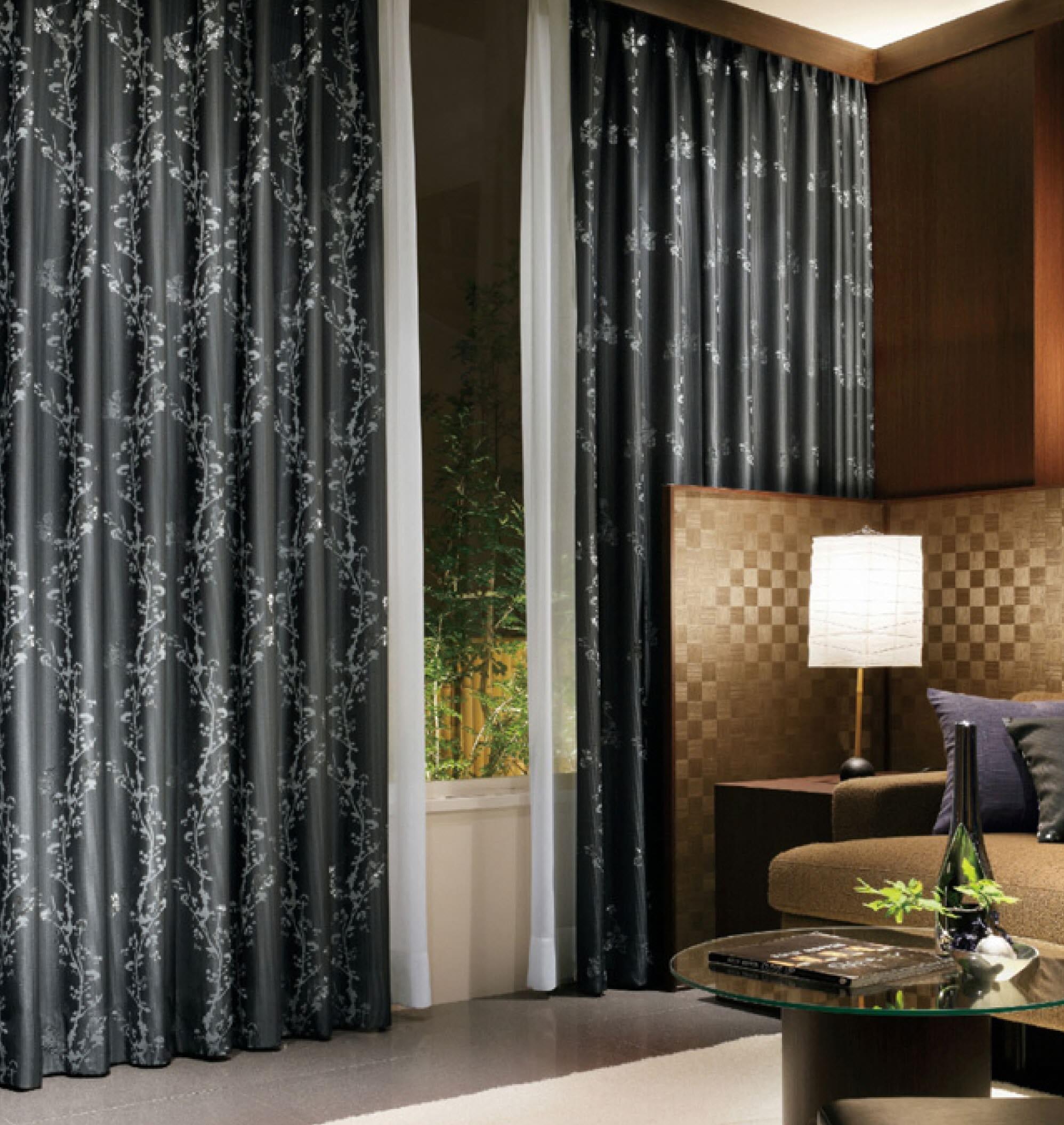 Lột xác khung cửa sổ cùng rèm cửa