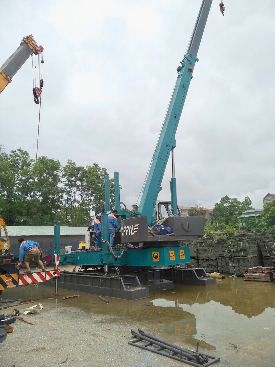 máy ép cọc bê tông tự hành robot 120 tấn