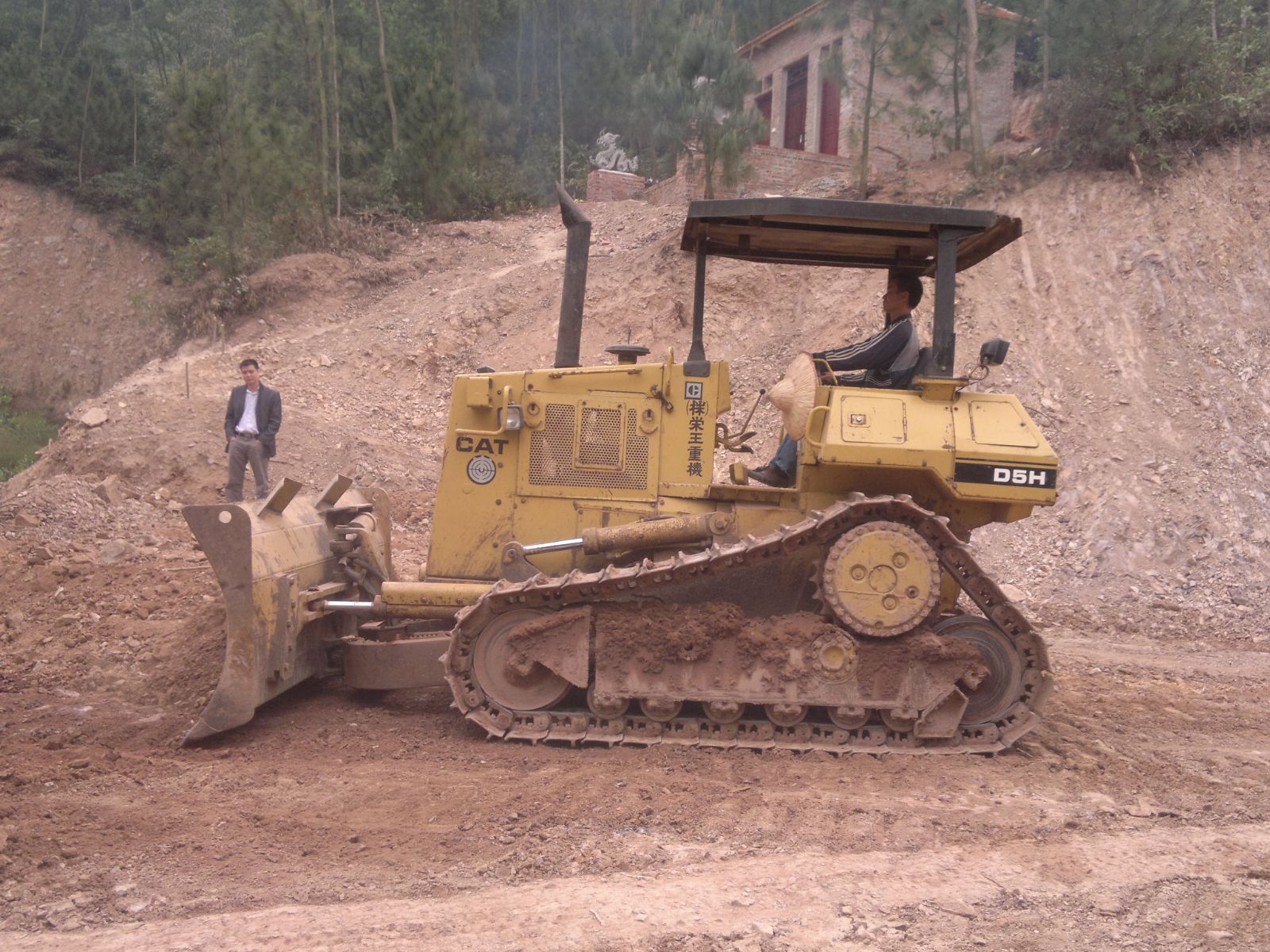 Cho thuê máy ủi D5H giá rẻ tại Hà Nội