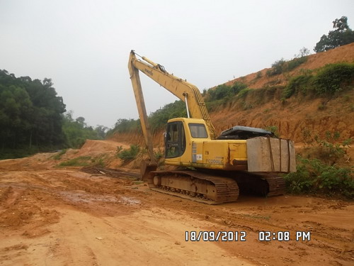 cho thuê máy xúc đào bánh xích 200 cần dài