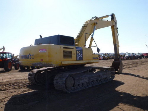 cho thuê máy xúc đào bánh xích 400