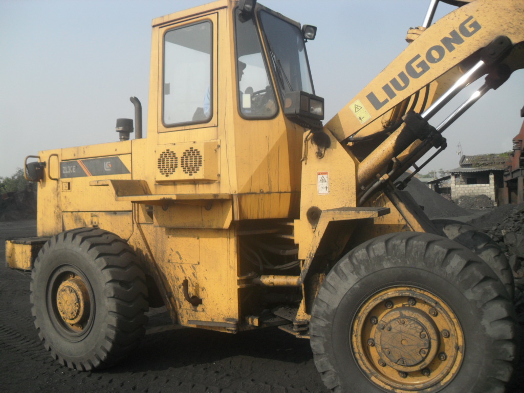 cho thue xuc lat 1,7 khoi gia re