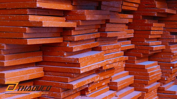 Mẹo tái sử dụng ván cốp pha phủ keo đỏ nhiều lần hơn