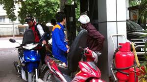 Xăng giảm 'nhỏ giọt' 410-420 đồng/lít