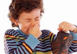 Cách xử lý mùi hôi cho giày nam Cách xử lý mùi hôi cho giày nam