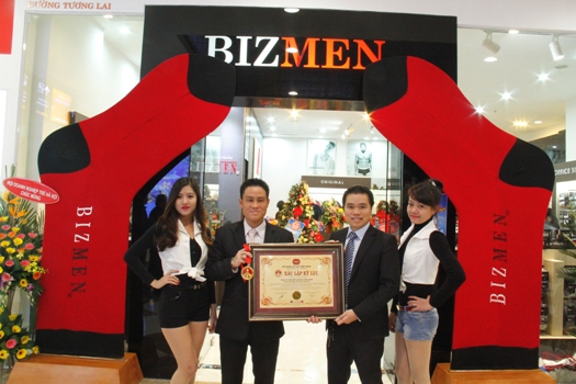 Kỷ lục Việt Nam: Đôi tất, vớ nam Bizmen lớn nhất Việt Nam Kỷ lục Việt Nam: Đôi tất, vớ nam Bizmen lớn nhất Việt Nam