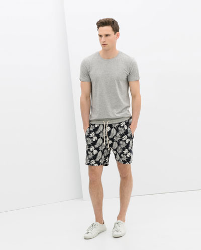 Hướng dẫn cách phối quần short nam họa tiết hoa Hướng dẫn cách phối quần short nam họa tiết hoa