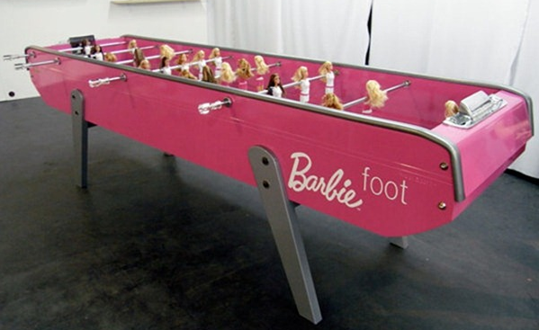 Bàn Barbie Foosball Table giá 25.000$ với các cầu thủ là các cô nàng Barbie