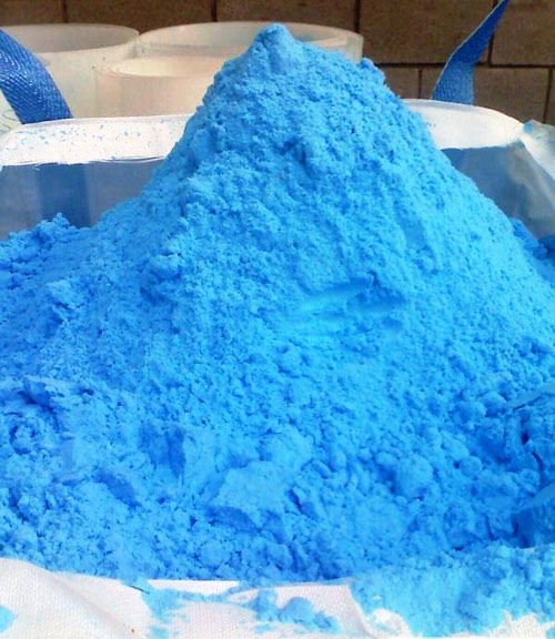 Bột đồng làm xanh nước trong bể bơi