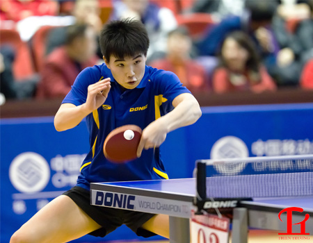 Kỹ thuật giật bóng bên tay thuận sử dụng cả hai bên cơ thể