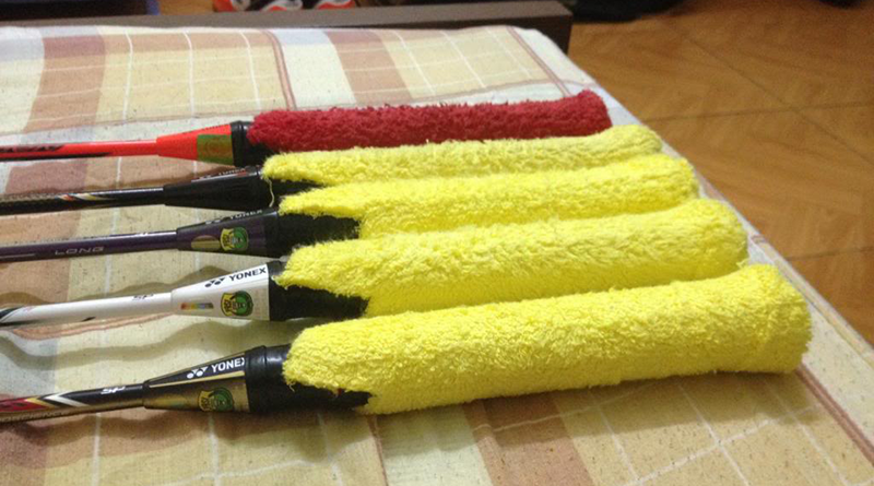 Quấn cán vợt cầu lông bằng khăn vải