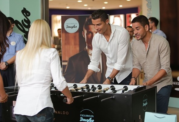 Siêu sao bóng đá Cristiano Ronaldo chơi bi lắc trên chiếc bàn có tên anh