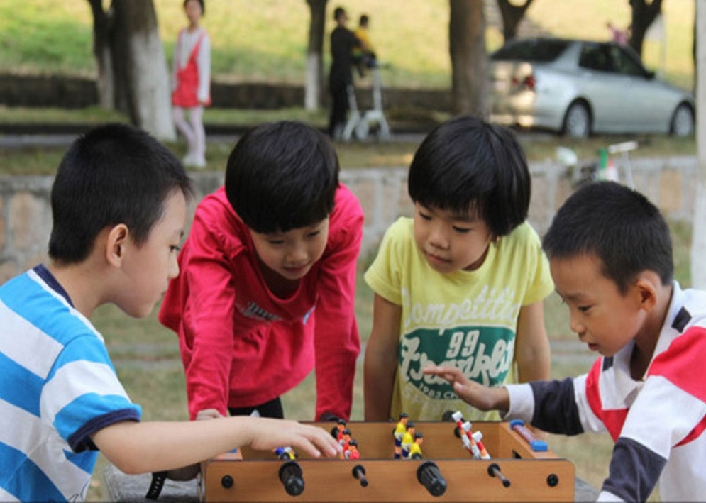 Chơi bi lắc giúp trẻ phát triển thể chất, não bộ, giải trí,... ít sử dụng thiết bị thông minh