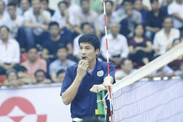 Trọng tài bắt lỗi tấn công bằng đánh bóng trong bóng chuyền