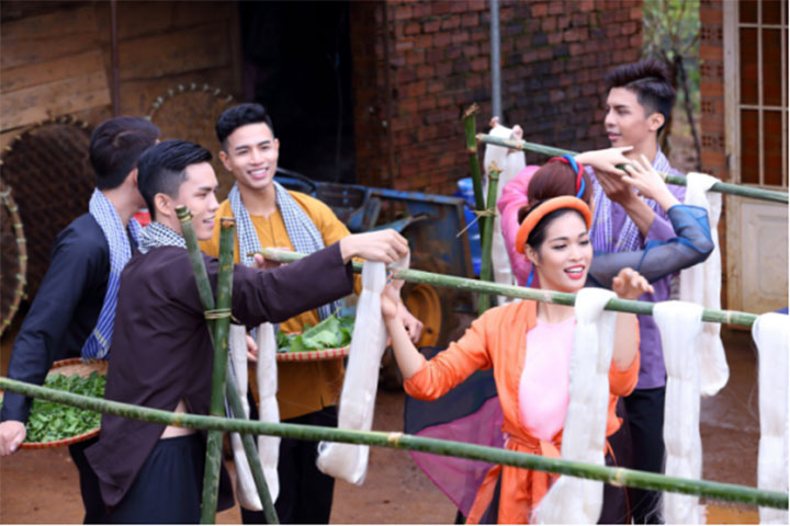 BST Lụa xưa của Sensorial trong Siêu Mẫu Việt Nam