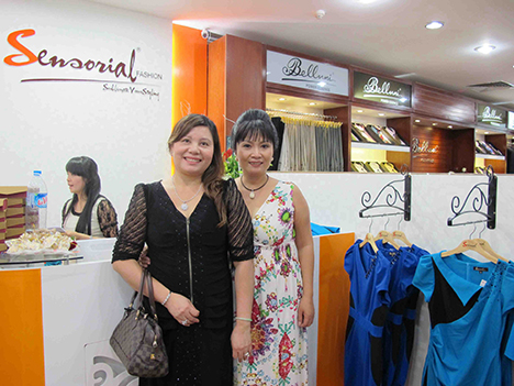 Bà Đặng Thị Bé (đầm đen) - GĐ doanh nghiệp vàng Hương Trang (đường Lê Thánh Tôn) là khách hàng thân thiết từ khi Sensorial xuất hiện trên thị trường.