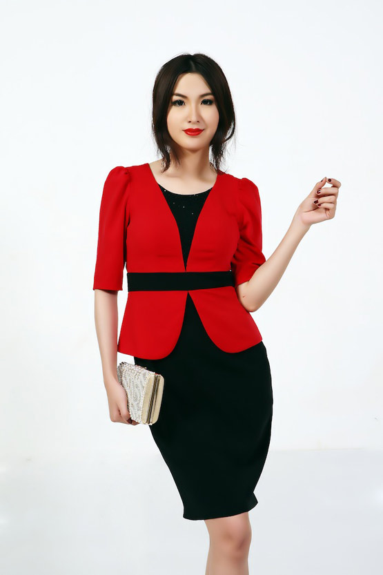 Đầm công sở đỏ đen peplum nữ trung niên Sensorial