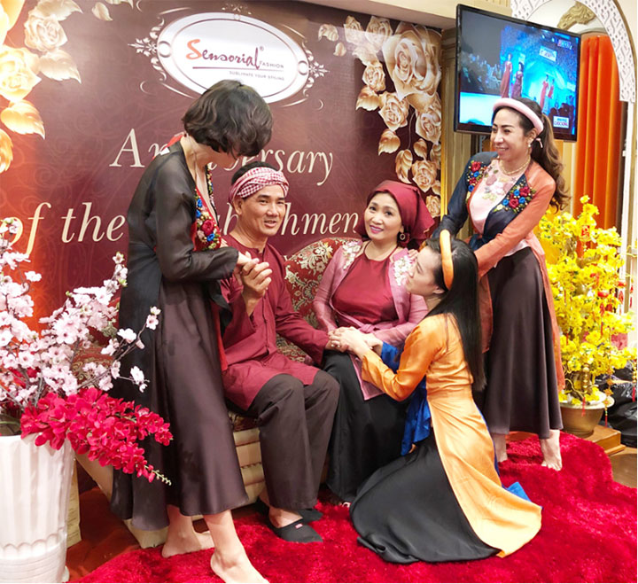 Doanh nhân CLB Doanh Nhân Sài Gòn và trang phục Lụa của Sensorial