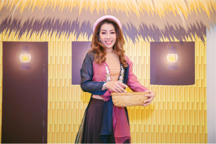 Các nữ Doanh nhân trong trang phục áo yếm, áo tứ thân của Sensorial tại khu trưng bày Thời trang Sensorial trong sự kiện
Đêm Sắc Màu