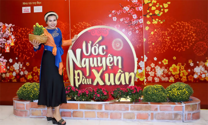 Các nữ Doanh nhân trong trang phục áo yếm, áo tứ thân của Sensorial tại khu trưng bày Thời trang Sensorial trong sự kiện
Đêm Sắc Màu