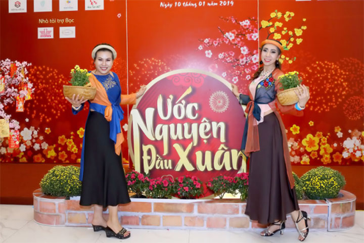 Các nữ Doanh nhân trong trang phục áo yếm, áo tứ thân của Sensorial tại khu trưng bày Thời trang Sensorial trong sự kiện
Đêm Sắc Màu