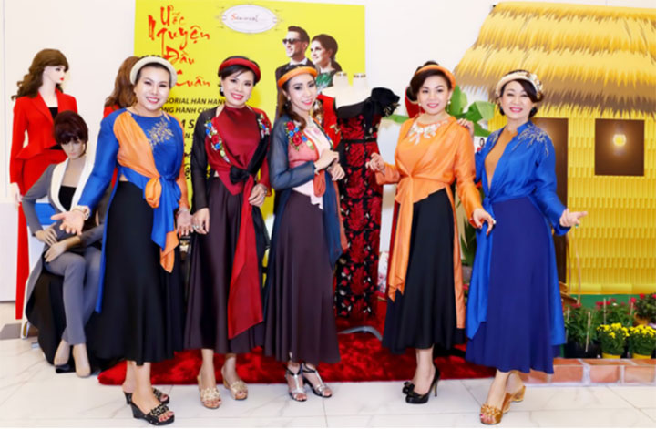Các nữ Doanh nhân trong trang phục áo yếm, áo tứ thân của Sensorial tại khu trưng bày Thời trang Sensorial trong sự kiện 
Đêm Sắc Màu