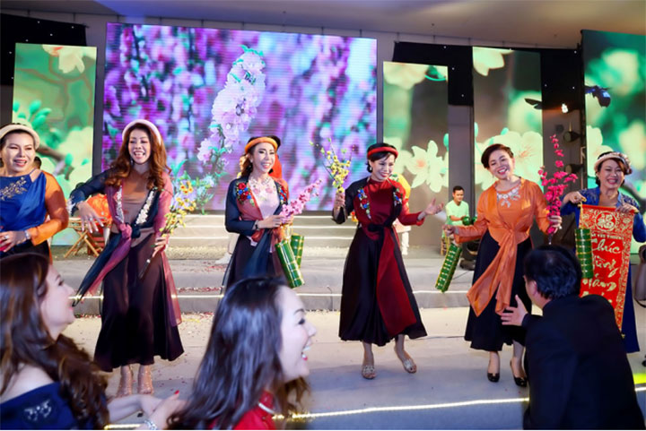 Các Nữ Doanh nhân của CLB DNSG trong tà áo của Sensorial đang trình bày tiết mục “TẾT QUÊ EM”