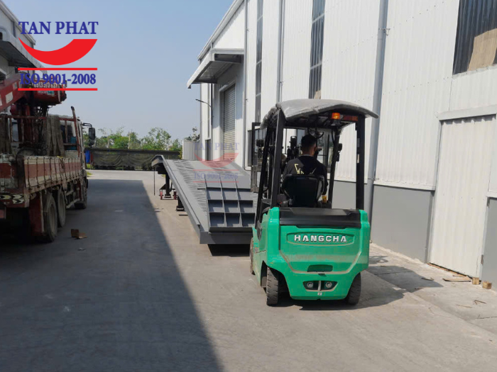 Cầu nâng lên container thiết kế theo yêu cầu