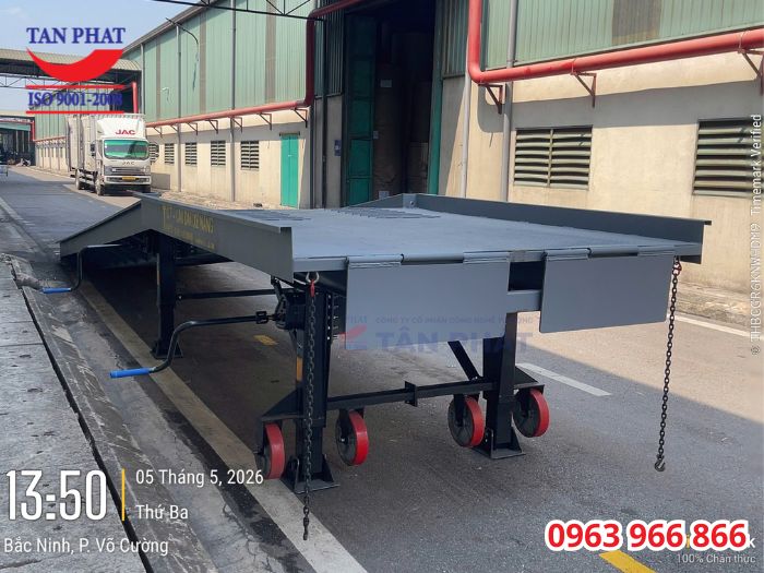 Quá trình bàn giao cầu dẫn xe nâng lên container tại CCN Phong Khê