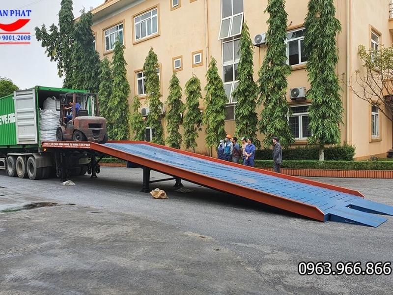 Cầu dẫn xe nâng 2 khúc dài 12m do Tân Phát sản xuất