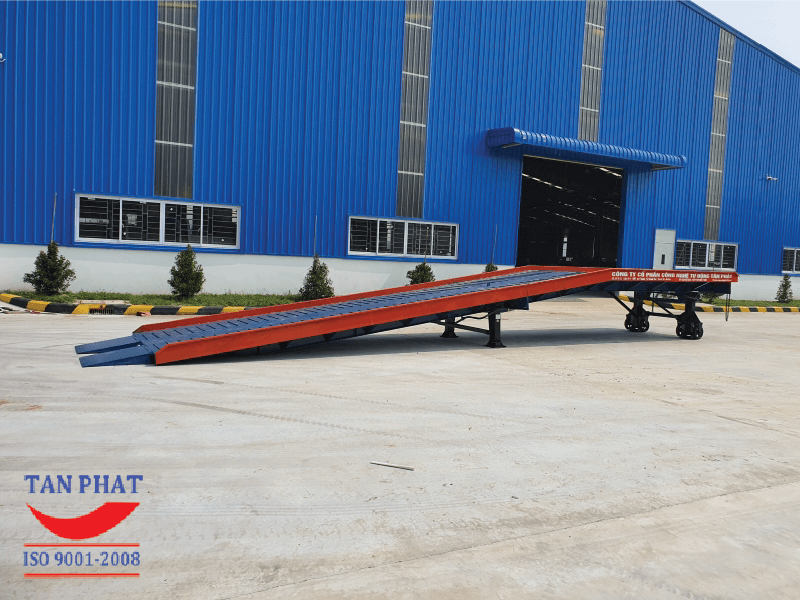Cầu dẫn xe nâng lên container Tân Phát bàn giao tại Công ty Cadivi
