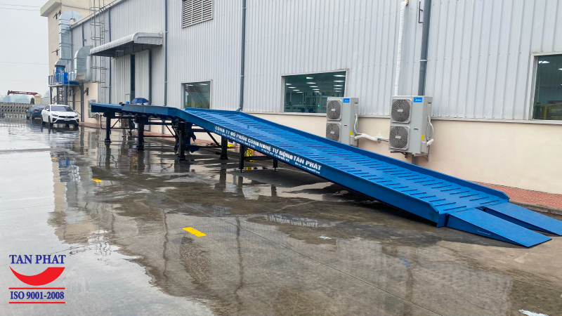 Cầu dẫn xe nâng lên container thiết kế theo nhu cầu của khách hàng. Đây là loại cầu đặc biệt với chiều dài tới 17m