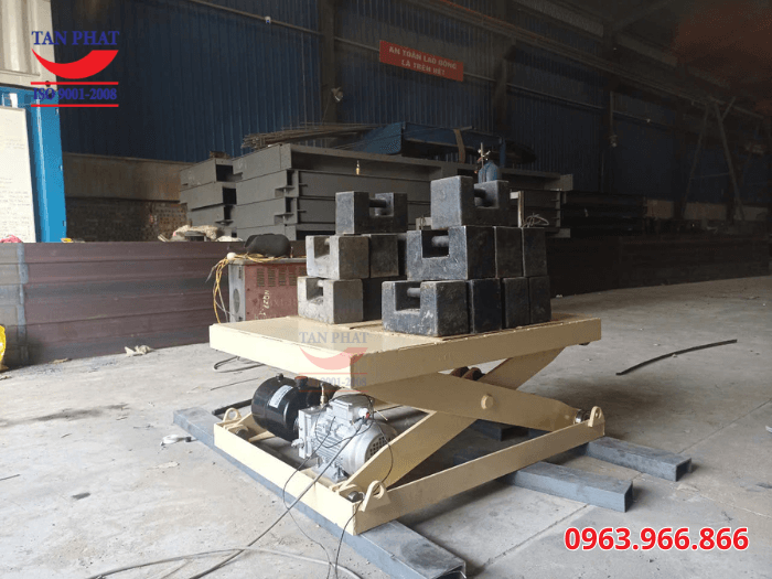 Bàn nâng tự động dùng để nâng hạ hàng hóa