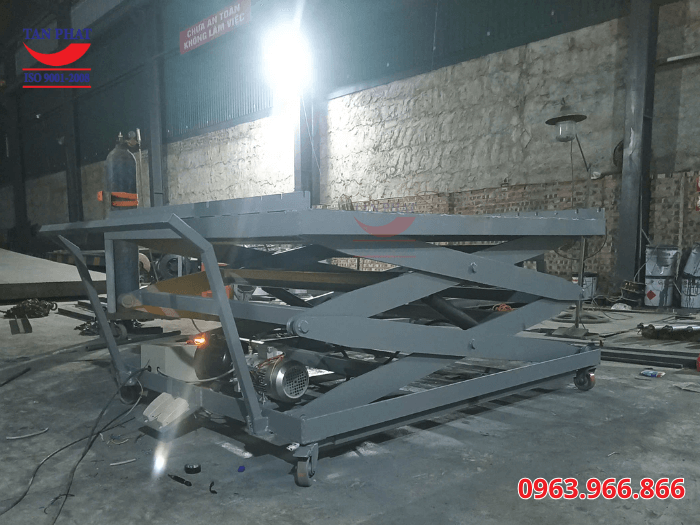 Bàn nâng thủy lực được sản xuất tại xưởng của Tân Phát