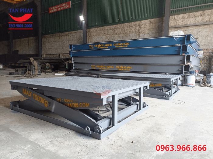 Hình ảnh bàn nâng thủy lực tự động do Tân Phát sản xuất