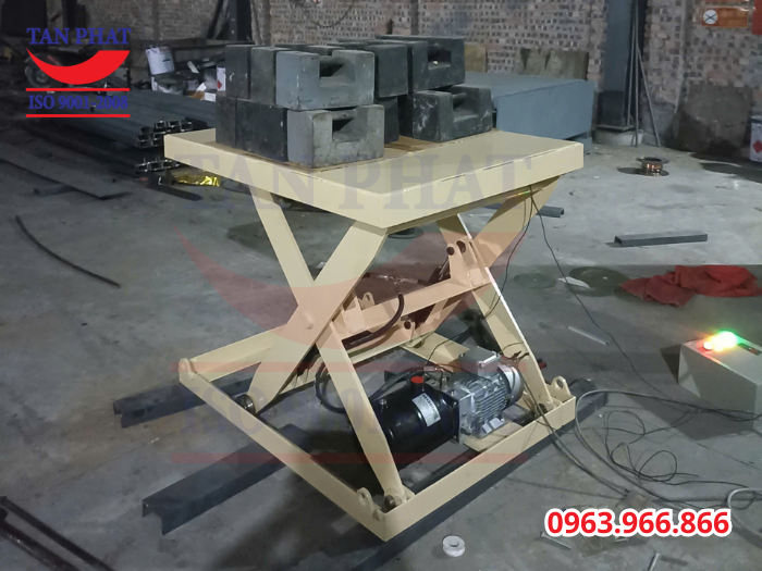 Bàn nâng hạ thủy lực 500kg do Tân Phát sản xuất và lắp đặt